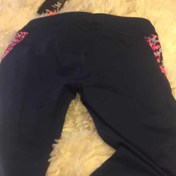 Under Armour Crop - Picture 4 of 7